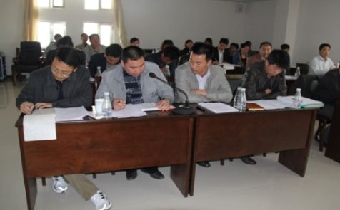 年终总结会议上项目经理认真讨论
